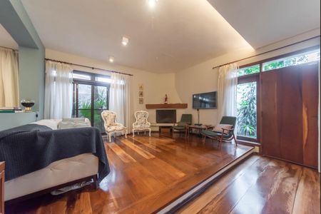 Casa à venda com 240m², 4 quartos e 4 vagasSala