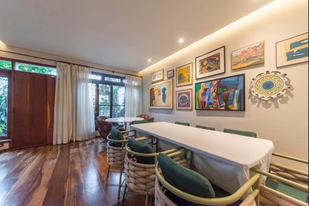 Casa à venda com 240m², 4 quartos e 4 vagasSala