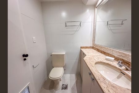 Apartamento à venda com 200m², 2 quartos e 2 vagas Apartamento à venda com 200m², 2 quartos e 2 vagasBanheiro da Suíte