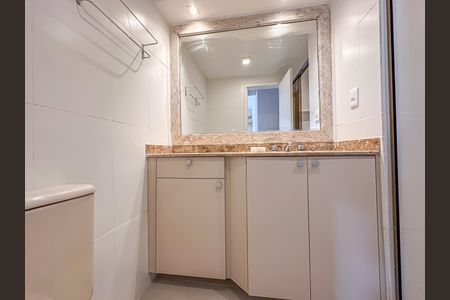 Apartamento à venda com 200m², 2 quartos e 2 vagas Apartamento à venda com 200m², 2 quartos e 2 vagasBanheiro da Suíte
