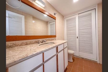 Apartamento à venda com 200m², 2 quartos e 2 vagas Apartamento à venda com 200m², 2 quartos e 2 vagasCobertura banheiro