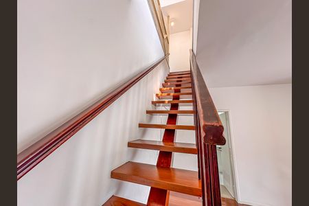 Apartamento à venda com 200m², 2 quartos e 2 vagas Apartamento à venda com 200m², 2 quartos e 2 vagasEscada