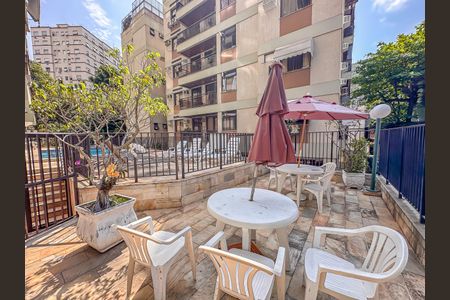 Apartamento à venda com 200m², 2 quartos e 2 vagas Apartamento à venda com 200m², 2 quartos e 2 vagasÁrea comum - Piscina