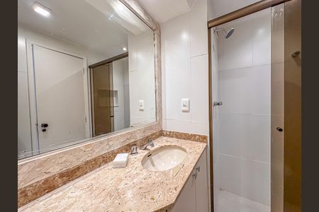 Apartamento à venda com 200m², 2 quartos e 2 vagas Apartamento à venda com 200m², 2 quartos e 2 vagasBanheiro da Suíte