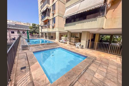 Apartamento à venda com 200m², 2 quartos e 2 vagas Apartamento à venda com 200m², 2 quartos e 2 vagasÁrea comum - Piscina