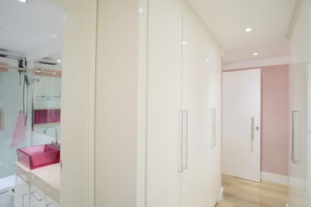 Casa à venda com 290m², 4 quartos e 5 vagasCloset da Suíte 1