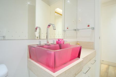 Casa à venda com 290m², 4 quartos e 5 vagasBanheiro da Suíte 1