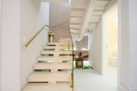 Casa à venda com 290m², 4 quartos e 5 vagasEscada