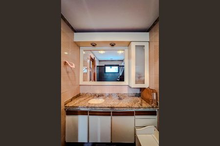 Apartamento à venda com 188m², 4 quartos e 3 vagasBanheiro da Suíte 2