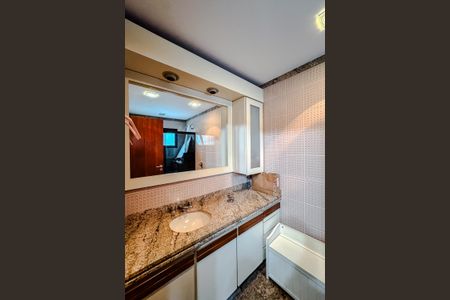 Apartamento à venda com 188m², 4 quartos e 3 vagasBanheiro da Suíte 2