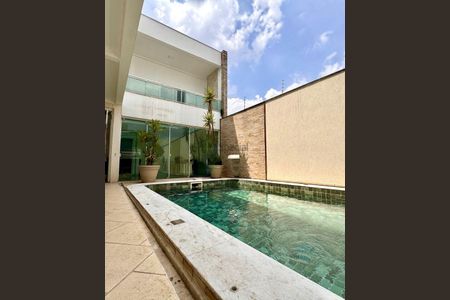 Casa à venda com 233m², 5 quartos e 6 vagas