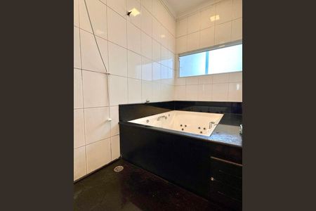 Casa à venda com 233m², 5 quartos e 6 vagas