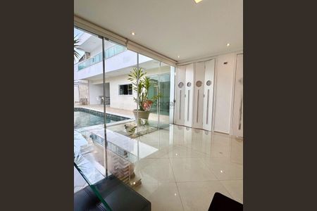 Casa à venda com 233m², 5 quartos e 6 vagas