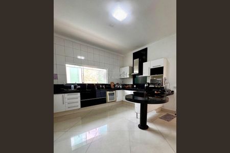 Casa à venda com 233m², 5 quartos e 6 vagas