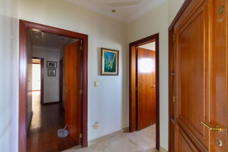 Apartamento à venda com 280m², 4 quartos e 5 vagas Apartamento à venda com 280m², 4 quartos e 5 vagasCorredor