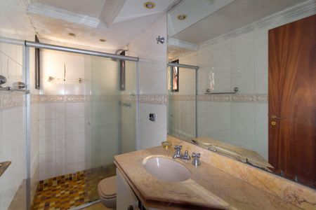 Apartamento à venda com 280m², 4 quartos e 5 vagas Apartamento à venda com 280m², 4 quartos e 5 vagasBanheiro da Suíte 1