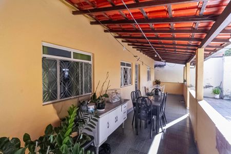 Casa à venda com 301m², 4 quartos e 4 vagasCasa 2 - Varanda