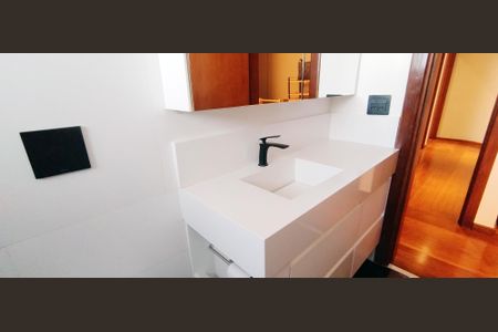 Apartamento à venda com 140m², 3 quartos e 2 vagas Apartamento à venda com 140m², 3 quartos e 2 vagasBanheiro da Suíte