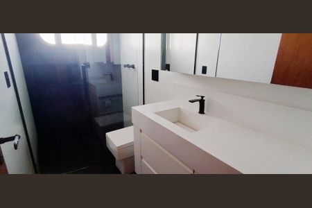 Apartamento à venda com 140m², 3 quartos e 2 vagas Apartamento à venda com 140m², 3 quartos e 2 vagasBanheiro da Suíte