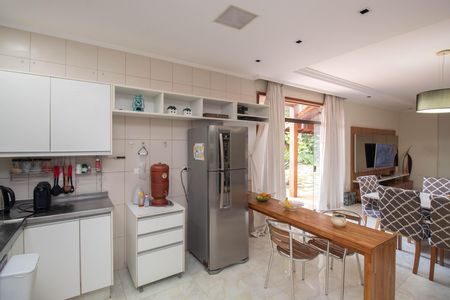 Casa para alugar com 320m², 3 quartos e 3 vagas Casa para alugar com 320m², 3 quartos e 3 vagasCozinha