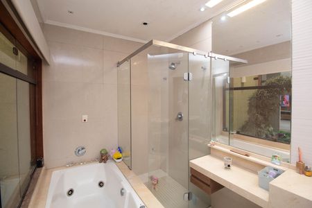 Casa para alugar com 320m², 3 quartos e 3 vagas Casa para alugar com 320m², 3 quartos e 3 vagasBanheiro da Suíte 1