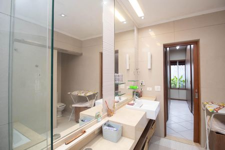 Casa para alugar com 320m², 3 quartos e 3 vagas Casa para alugar com 320m², 3 quartos e 3 vagasBanheiro da Suíte 1