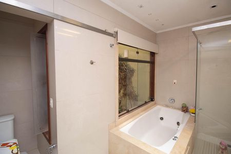 Casa para alugar com 320m², 3 quartos e 3 vagas Casa para alugar com 320m², 3 quartos e 3 vagasBanheiro da Suíte 1