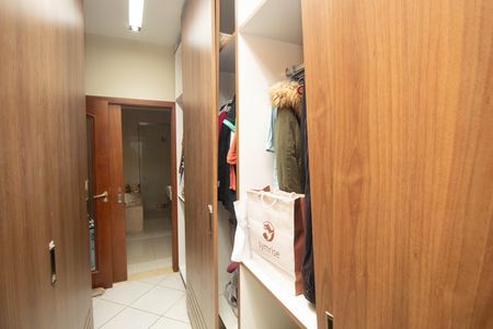 Casa para alugar com 320m², 3 quartos e 3 vagas Casa para alugar com 320m², 3 quartos e 3 vagasCloset da suíte 1