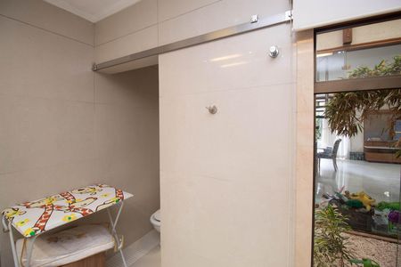 Casa para alugar com 320m², 3 quartos e 3 vagas Casa para alugar com 320m², 3 quartos e 3 vagasBanheiro da Suíte 1