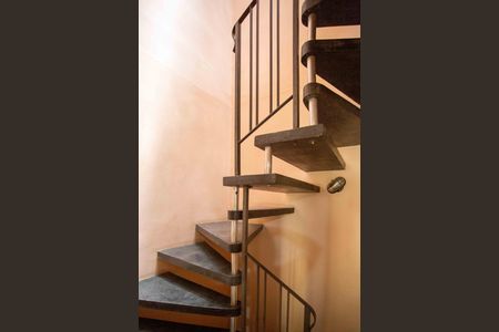 Casa à venda com 208m², 3 quartos e 2 vagasEscada