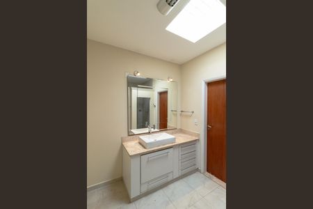 Casa à venda com 281m², 4 quartos e 3 vagasBanheiro da Suíte 1