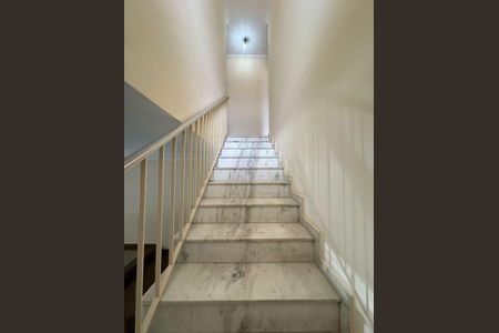 Casa para alugar com 143m², 3 quartos e 2 vagas Casa para alugar com 143m², 3 quartos e 2 vagasEscadaria