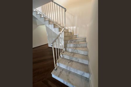 Casa para alugar com 143m², 3 quartos e 2 vagas Casa para alugar com 143m², 3 quartos e 2 vagasEscadaria