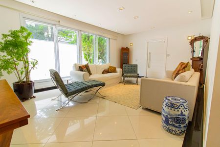 Casa à venda com 328m², 4 quartos e 2 vagas Casa à venda com 328m², 4 quartos e 2 vagasSala