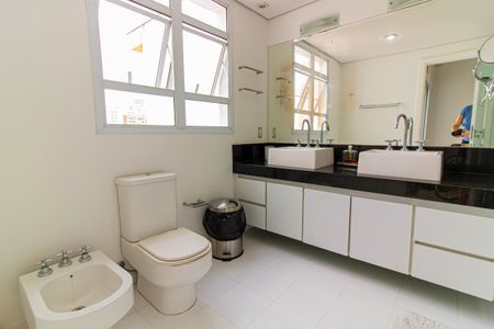 Casa à venda com 328m², 4 quartos e 2 vagas Casa à venda com 328m², 4 quartos e 2 vagasBanheiro da Suíte 1