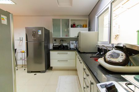Casa à venda com 328m², 4 quartos e 2 vagas Casa à venda com 328m², 4 quartos e 2 vagasCozinha