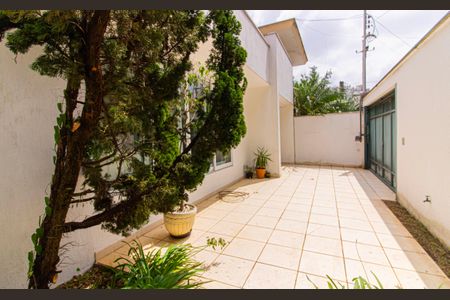 Casa à venda com 328m², 4 quartos e 2 vagas Casa à venda com 328m², 4 quartos e 2 vagasEntrada