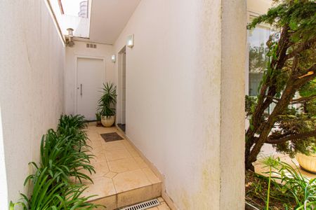 Casa à venda com 328m², 4 quartos e 2 vagas Casa à venda com 328m², 4 quartos e 2 vagasEntrada