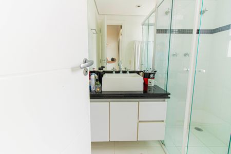 Casa à venda com 328m², 4 quartos e 2 vagas Casa à venda com 328m², 4 quartos e 2 vagasBanheiro da Suíte 2