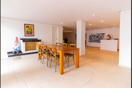 Casa à venda com 328m², 4 quartos e 2 vagas Casa à venda com 328m², 4 quartos e 2 vagasÁrea externa