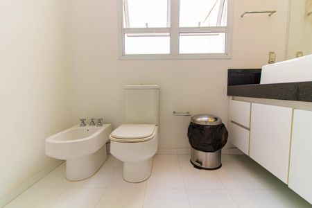 Casa à venda com 328m², 4 quartos e 2 vagas Casa à venda com 328m², 4 quartos e 2 vagasBanheiro da Suíte 1