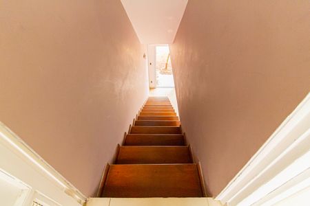 Casa à venda com 328m², 4 quartos e 2 vagas Casa à venda com 328m², 4 quartos e 2 vagasEscada