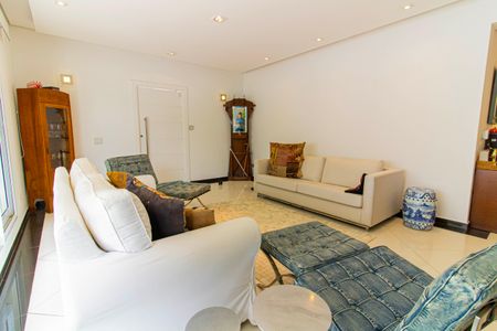 Casa à venda com 328m², 4 quartos e 2 vagas Casa à venda com 328m², 4 quartos e 2 vagasSala