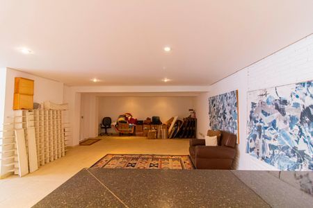 Casa à venda com 328m², 4 quartos e 2 vagas Casa à venda com 328m², 4 quartos e 2 vagasÁrea externa