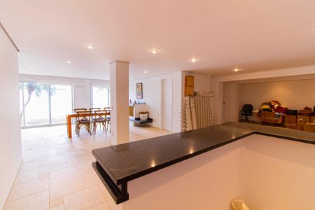 Casa à venda com 328m², 4 quartos e 2 vagas Casa à venda com 328m², 4 quartos e 2 vagasÁrea externa