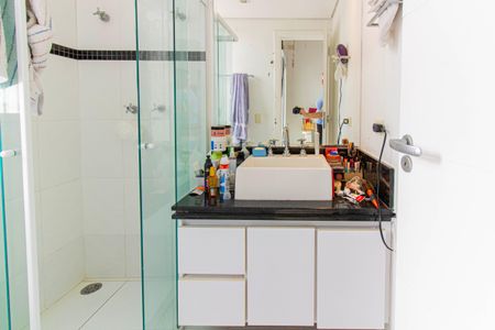 Casa à venda com 328m², 4 quartos e 2 vagas Casa à venda com 328m², 4 quartos e 2 vagasBanheiro da Suíte 2