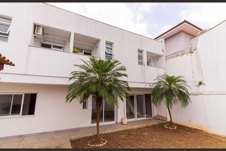 Casa à venda com 328m², 4 quartos e 2 vagas Casa à venda com 328m², 4 quartos e 2 vagasÁrea externa