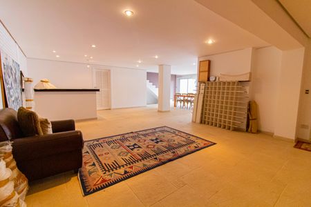 Casa à venda com 328m², 4 quartos e 2 vagas Casa à venda com 328m², 4 quartos e 2 vagasÁrea externa