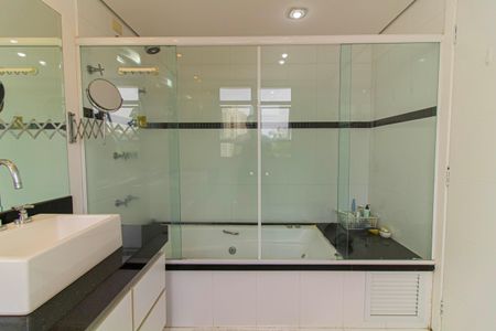 Casa à venda com 328m², 4 quartos e 2 vagas Casa à venda com 328m², 4 quartos e 2 vagasBanheiro da Suíte 1