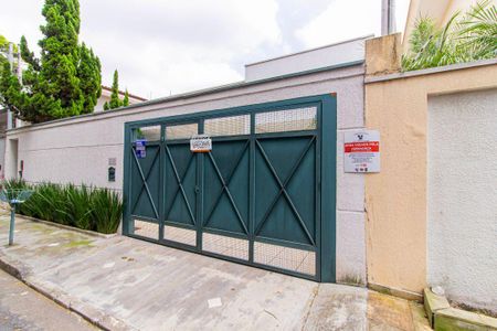 Casa à venda com 328m², 4 quartos e 2 vagas Casa à venda com 328m², 4 quartos e 2 vagasFachada + Plaquinha